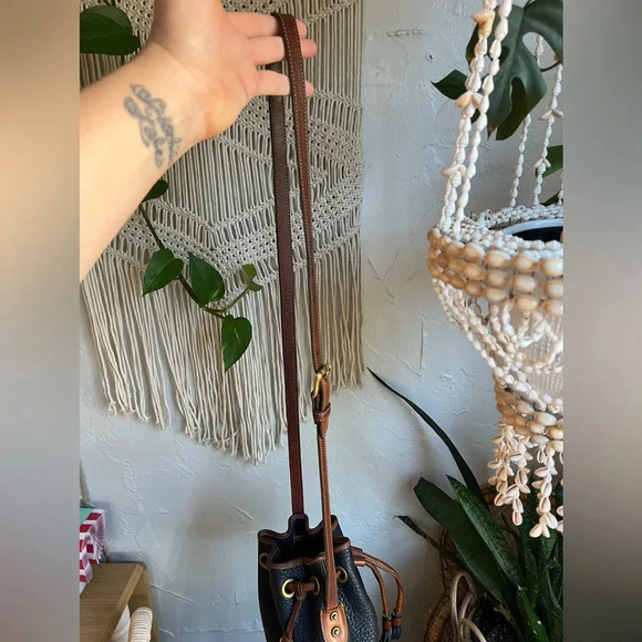 Dooney & Bourke Vintage Navy Blue Leather Drawstring Bucket Medium Crossbody Bag - Picture 11 of 16